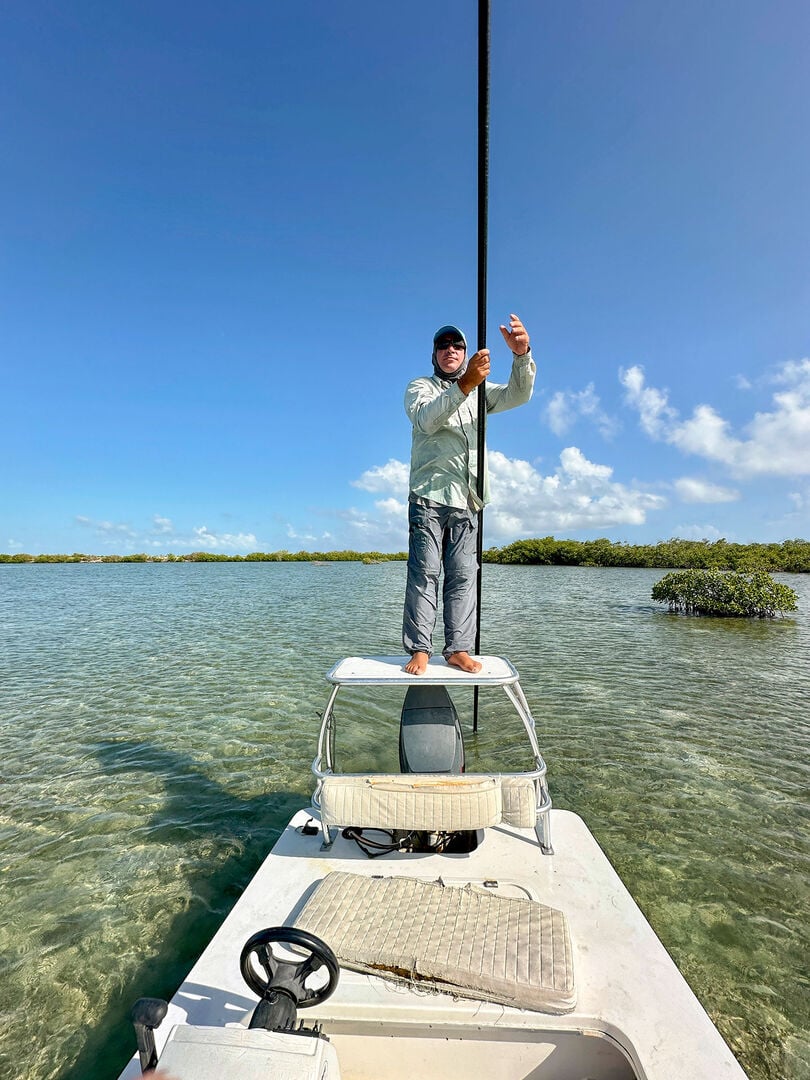  Unser Guide Yariel beim Polen. Er wollte die Fische genauso wie wir – und hat sich entsprechend ins Zeug gelegt. Ohne guten Guide hat man keine Chance.  