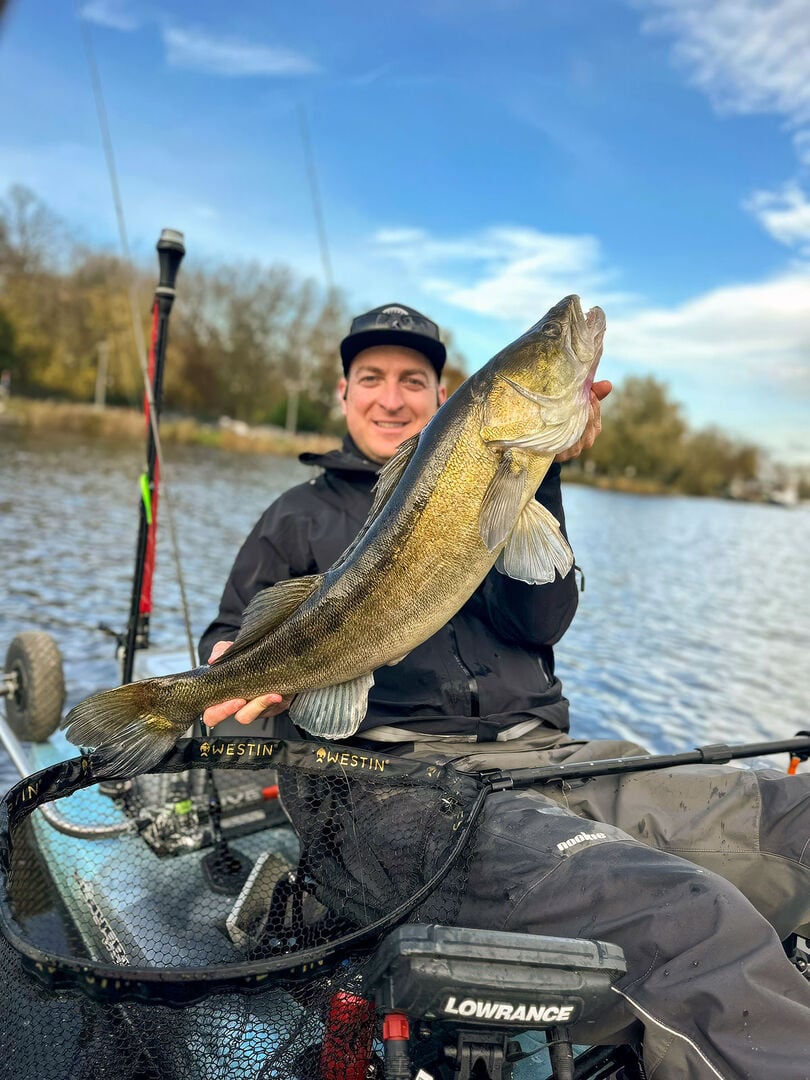  Auch richtig grosse Fische wie dieser kapitale Zander lassen sich an Bord eines Kajaks bringen.  
