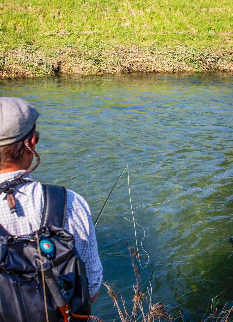  Das 90°-Rig ist eine Nymphen-Montage mit Bissanzeiger. Sie lässt sich einfach fischen und ist auch für Einsteiger gut geeignet. Besonders an tiefen Stellen spielt diese Montage ihre Stärken aus.  