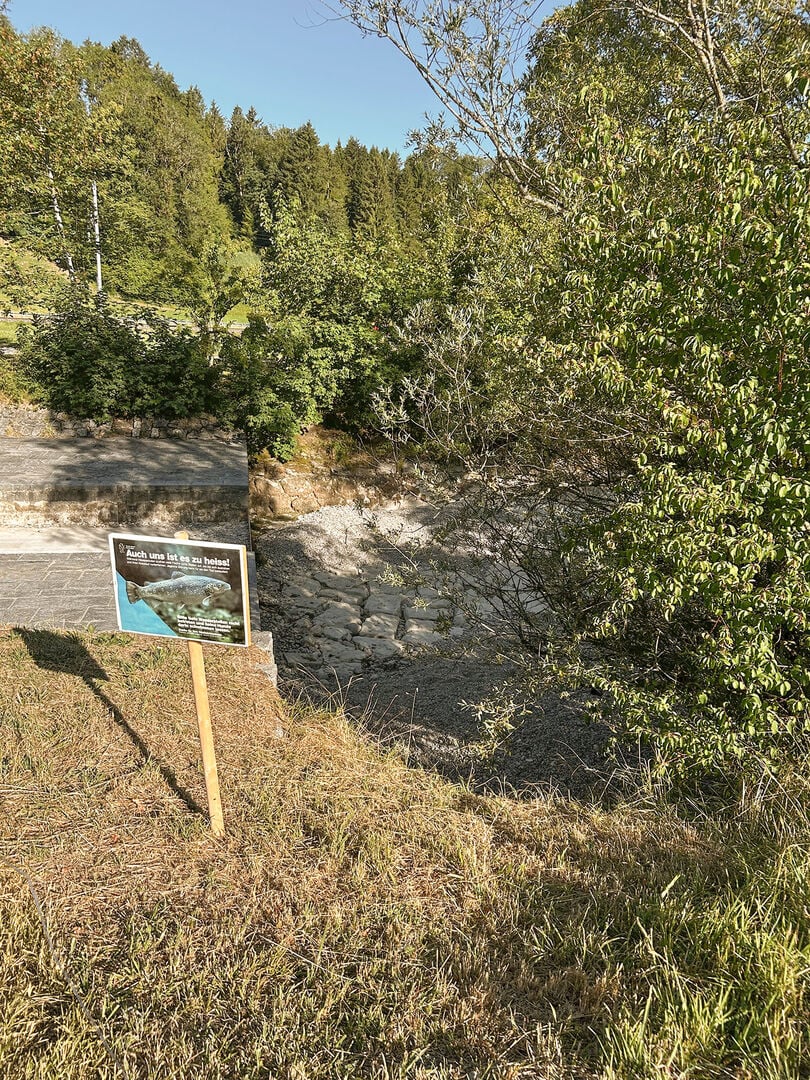  Mit Infotafeln wird die Bevölkerung aufgefordert, die Bäche nicht zu betreten und Hunde nicht baden zu lassen.  