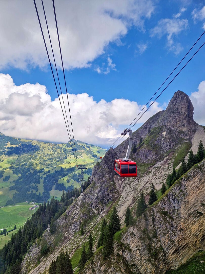  Von Sörenberg her kommend erreicht man den Eisee am einfachsten mit der Luftseilbahn. Sonnenaufgangsfahrten sind für Fischer besonders attraktiv.  
