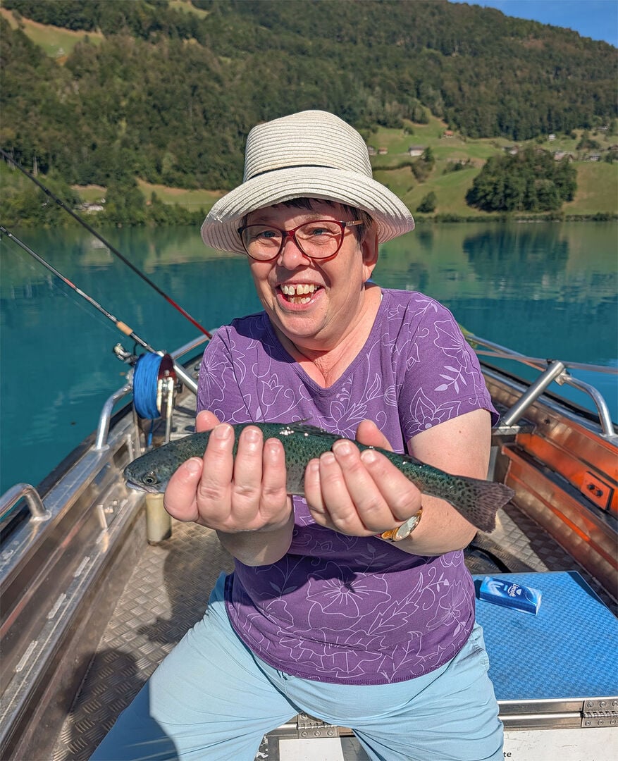 Fischerparadies Lungern, Lungerersee | 10 Personen vom Rütimattli erlebten einen tollen Tag auf dem Lungerersee. Mit etwas Hilfe fing hier jede und jeder vom Boot aus seine eigene Regenbogenforelle. Was für ein besonderes Erlebnis.  